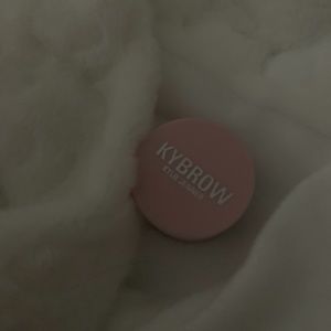 Blonde Kybrow kylie Jenner cosmetics eyebrow pomade